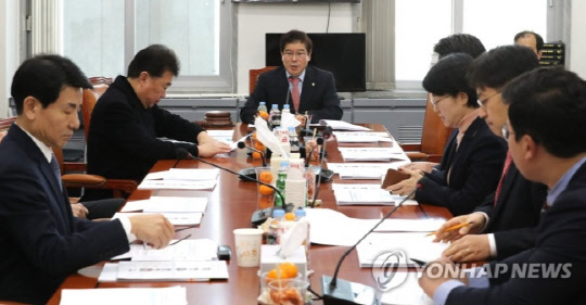 22일 국회 과학기술정보방송통신위원회 정보통신방송법심사소위에서 자유한국당 소속 김성태 소위원장(가운데)이 회의를 주재하고 있다. 연합뉴스